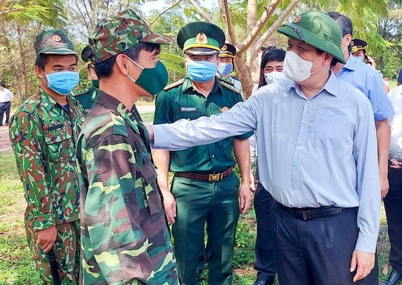 衛生部長阮清隆（前右）親往河仙邊境區視察新冠肺炎疫情防控工作。