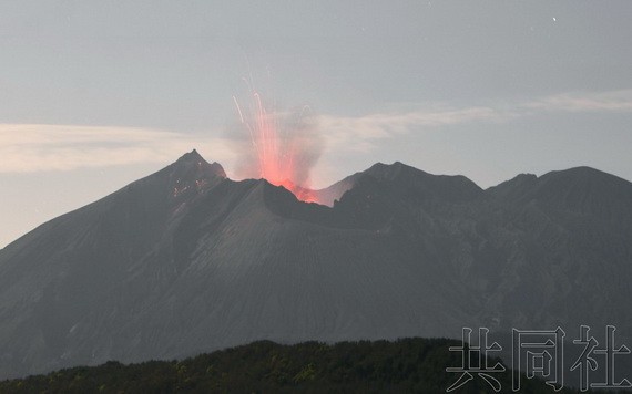 日本鹿兒島縣的櫻島火山發生爆炸式噴發。（圖源：共同社）