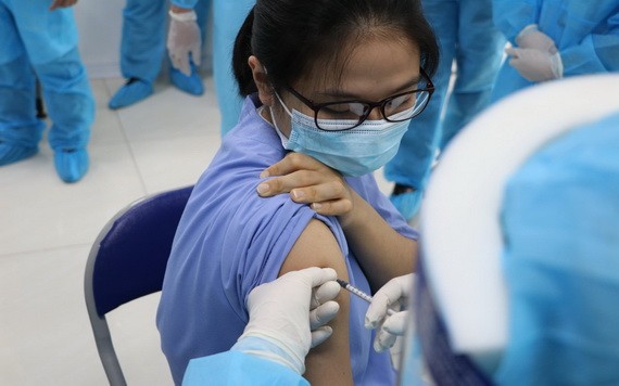 圖為一名醫護人員接受新冠疫苗注射。（圖源：衛生部）