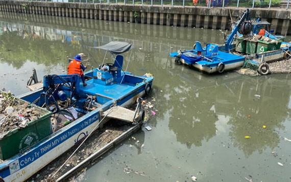 市都市環境一成員有限責任公司的工人在饒祿-氏藝涌打撈死魚。