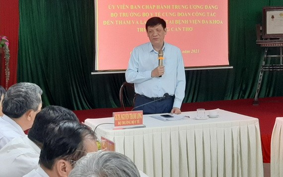 衛生部長阮清隆在會議上發表指導意見。（圖源：T. Lũy）