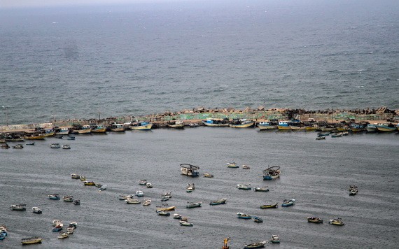 這是4月26日在加沙城海邊拍攝的漁船。（圖源：新華社）