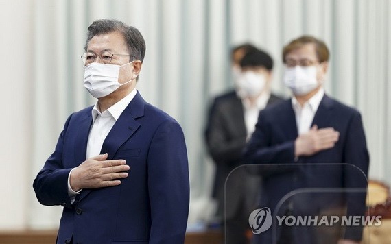 4月27日，韓國總統文在寅在青瓦台主持召開國務會議前向國旗敬禮。 （圖源：韓聯社）