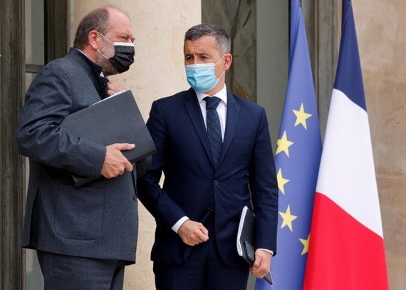法國政部長達爾馬寧（右）和司法部長莫雷蒂28日在內閣會議後離開總統府愛麗舍宮。（圖源：AFP）