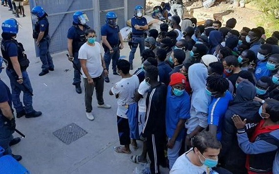 意大利兩天逾千名難民登陸。（圖源：互聯網）