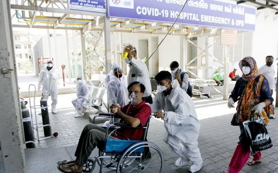 5月3日，醫務人員在印度艾哈邁達巴德的醫院內幫助新冠患者。（圖源：新華社）