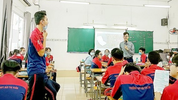 第一郡裴氏春高中學校學生學習生活技能課。