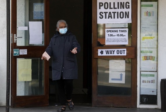 選民在倫敦一個票站投票。（圖源：AP）