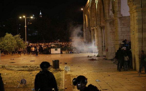 這是5月7日在耶路撒冷老城內的聖殿山（穆斯林稱“尊​​貴禁地”）拍攝的衝突現場。（圖源：新華社）