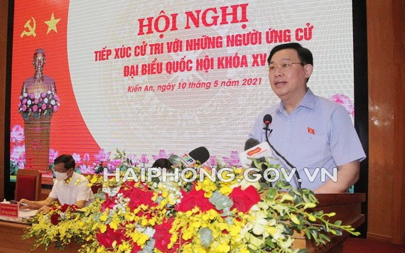 國會主席王廷惠在選民接觸會上介紹自己的行動計劃。（圖源：海防市新聞網）