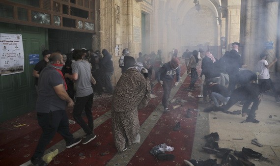 10日，巴勒斯坦示威者與以色列警員在耶路撒冷阿克薩清真寺發生衝突。（圖源：AP）