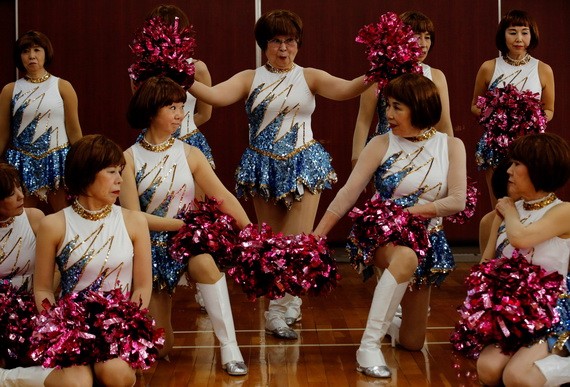 “日本彩球”啦啦隊，成員平均年齡超過70歲。（圖源：路透社）