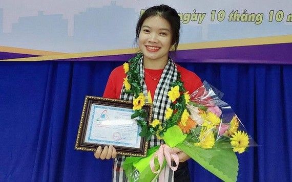 阮玉映於去年榮獲平陽省苡安坊越南青年聯合會授予第七次「活得精彩-活得有意義」稱號。
