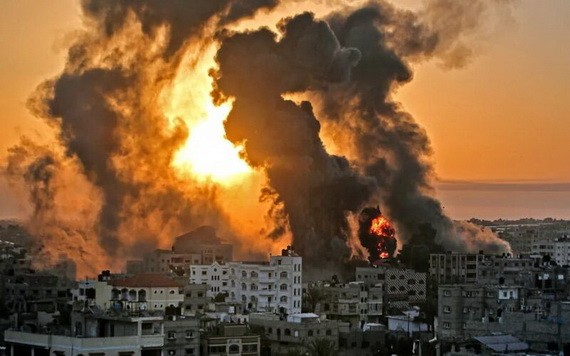 以色列空襲後，加沙南部地帶一些建築物燃起熊熊大火。（圖源：AFP）