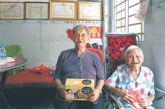 兩位老人家互贈見面禮，黃鳳華（左），鄧葵寬（右）。