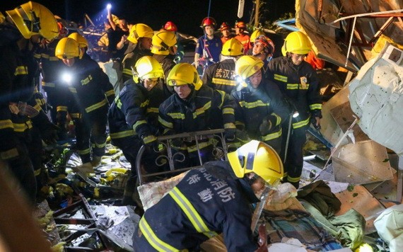 武漢消防救援支隊在一處被龍捲風刮倒廠房內搜救。（圖源：新華社）