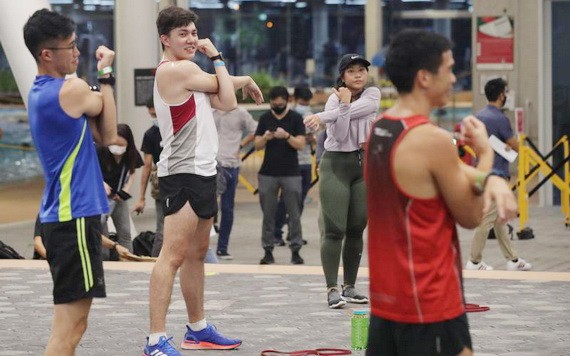 新加坡國防部宣佈，在訓練中心、戰備軍人協會健身房以及公共場所舉行的個人體能測驗以及國民服役體能訓練都將暫停。（圖源：早報）