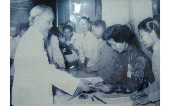 1960年5月8日，胡志明主席接過第二屆國會代表與各級人民議會代表的選舉票。