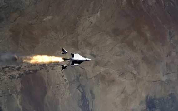 維珍銀河公司22日在新墨西哥州完成首次載人火箭試飛，向載人太空旅遊更近一步。（圖源：路透社）