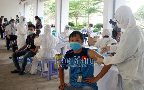 北江CDC配合北江綜合醫院為富鴻公司工人接種新冠疫苗。（圖源：北江報）