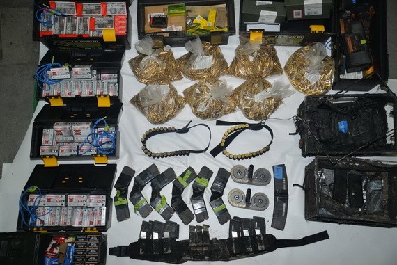 警方在嫌疑人家中發現的槍支彈藥等。（圖源：互聯網）