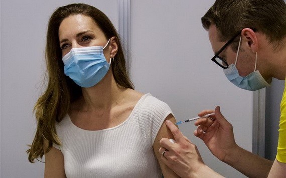 凱特王妃接種第一劑疫苗。（圖源：推特）