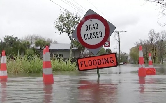 圖為坎特伯雷地區的部分道路因洪水封閉。（圖源：路透社）