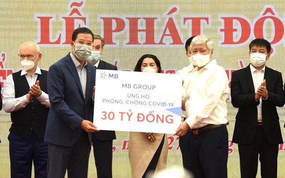 MB集團代表人象徵性向越南祖國陣線中央委員會新冠疫苗基金捐贈的300億元。（圖源：VGP）