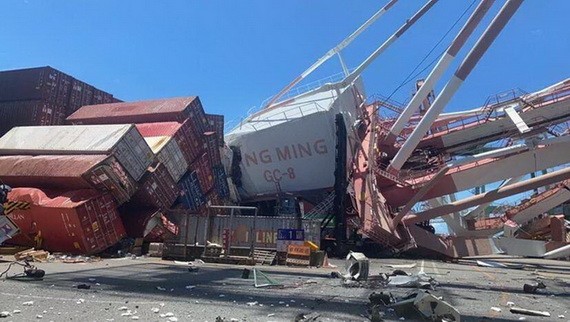 中國台灣高雄港發生貨輪撞倒塔式起重機  