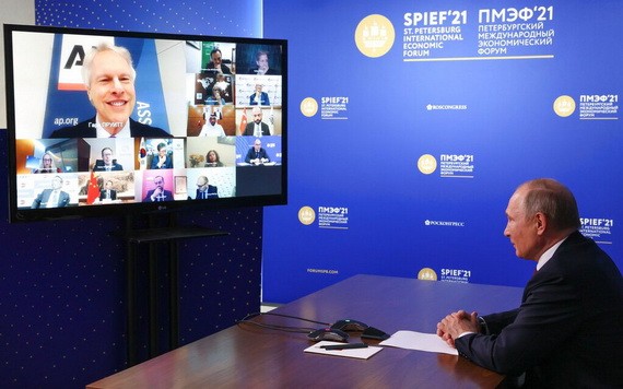 2021年6月4日，俄羅斯總統普京（右）在聖彼得堡國際經濟論壇上通過視頻連線會見世界主要通訊社負責人。 （圖源：AP）