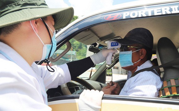 開進林同省的司機接受體溫測量。（圖源：M.V）