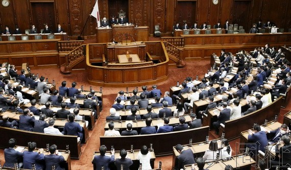 日本眾院全體會議現場。（圖源：共同社）