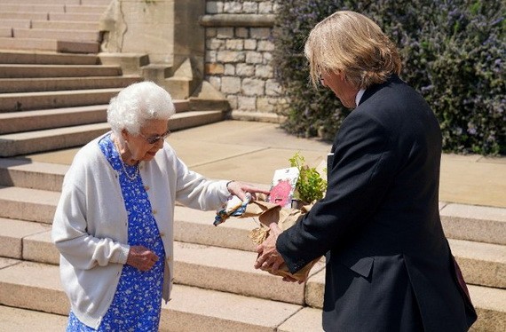6月10日是英國已故菲立普親王百歲冥誕，白金漢宮表示，女王伊麗莎白二世獲贈1株以亡夫為名的玫瑰花，紀念夫婿100歲誕辰。（圖源：AP）