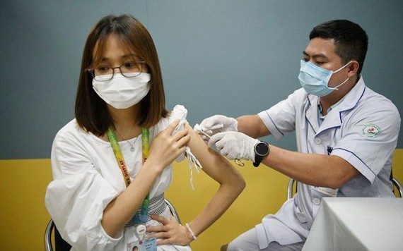 醫護人員為北寧省安豐工業區越南三星電子公司工人接種新冠疫苗。