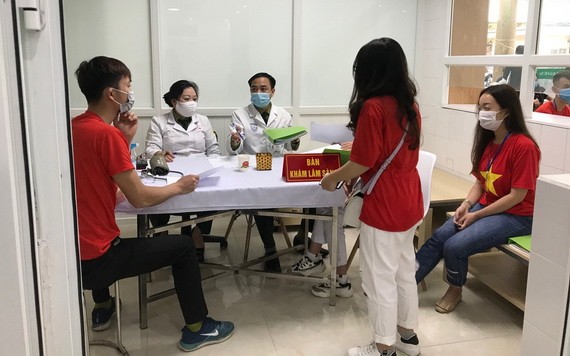 各志願者登記參加試驗注射國產疫苗。