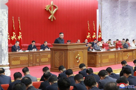 6月15日，朝鮮勞動黨總書記金正恩在平壤出席朝鮮勞動黨第八屆中央委員會第三次全體會議。 （圖源：朝中社）