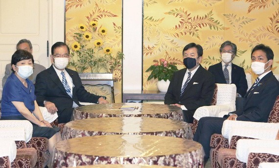 反對黨領導人在國會開會，討論提交針對菅義偉內閣的不信任動議。 （圖源：外媒）