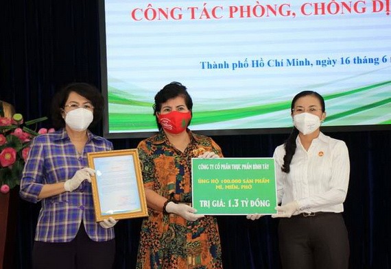 市越南祖國陣線委員會領導接收捐款與頒贈感謝狀。
