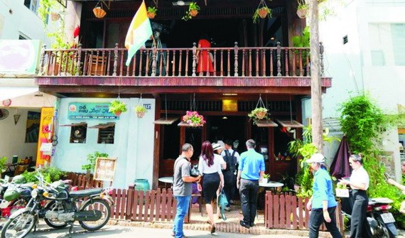 年輕人參觀西貢別動咖啡店。