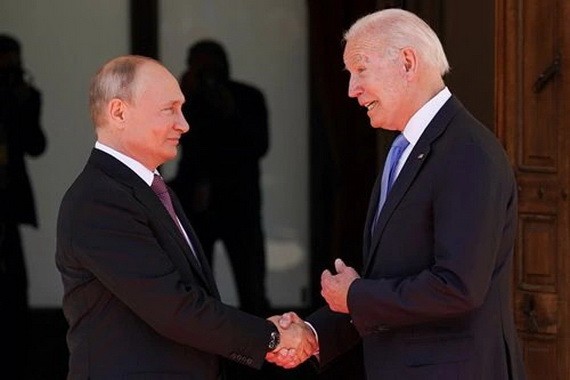 俄羅斯總統普京和美國總統拜登在會談前握手。（圖源：Getty Images）