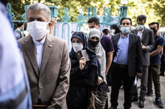 6月18日，人們在伊朗德黑蘭一個投票點排隊等待投票。 （圖源：新華社）