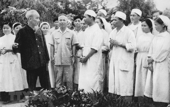 胡伯伯於1963年探望河西省一家診所時囑咐此地幹部須實行“醫生如慈母”。