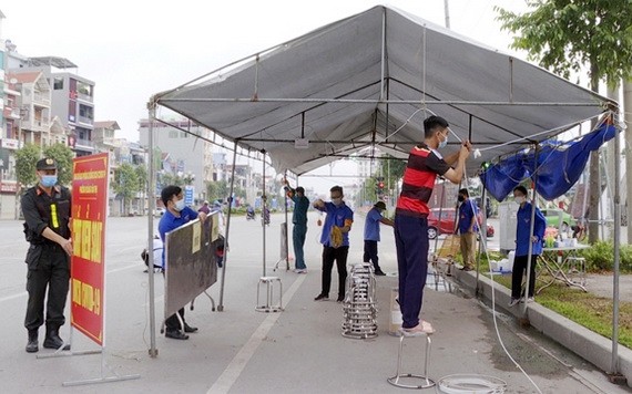 6月24日上午，北江市職能力量進行拆卸一個臨時檢疫點。（圖源：俊輝）