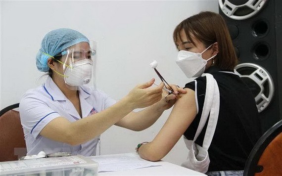一名女性在接受新冠疫苗注射。（圖源：越通社）