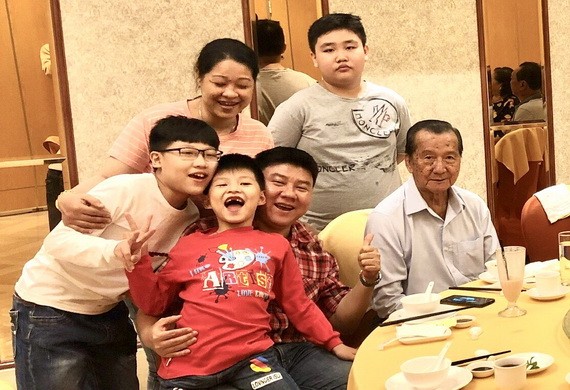 蔡祥福（前排右二）和妻兒與父親、侄兒歡聚。
