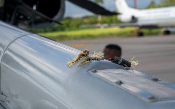 這是6月25日在哥倫比亞東北部北桑坦德省省會庫庫塔拍攝的哥倫比亞總統杜克所搭乘的直升機上的槍孔。 （圖源： 新華社）