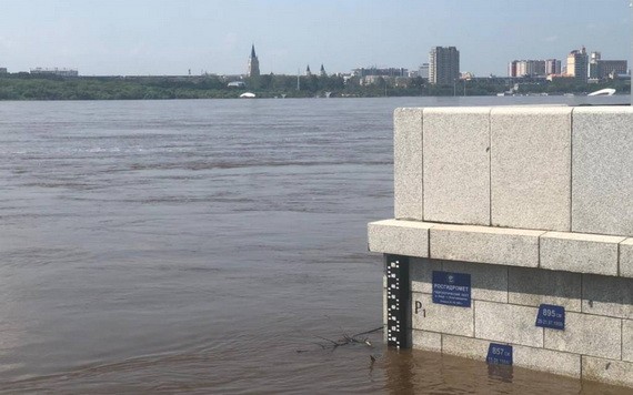 布拉戈維申斯克市附近阿莫爾河水位當日超過警戒水位線，達到854釐米。（圖源：互聯網）