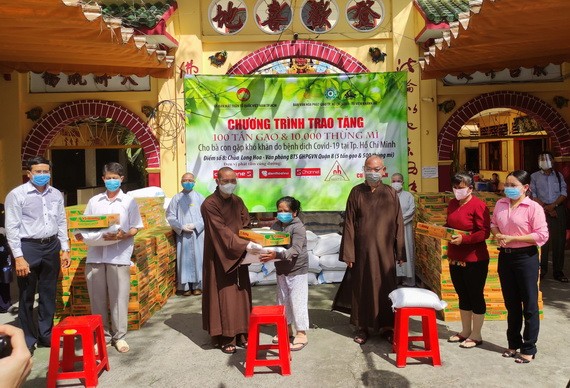 組委會向３個貧困戶贈送救濟物資。
