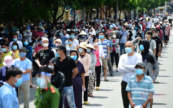6月29日上午，新富郡富壽和坊約2萬當地居民排隊做核酸篩查。（圖源：VNN）
