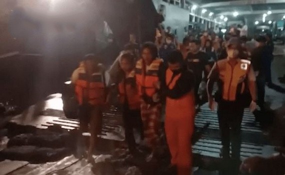獲救的人員被送上岸。（圖源：互聯網）